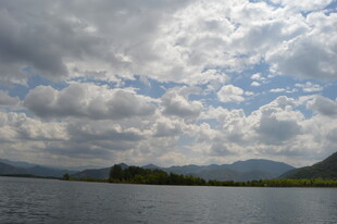 湖畔云景 远山近水