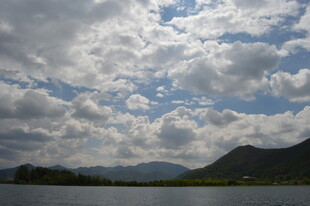 湖畔云山 云卷云舒美景