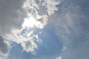 蓝天白云下的耀眼阳光