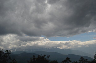乌云笼罩下的山峦景色