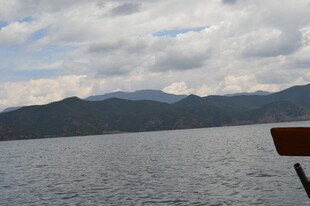 湖畔远山与云天景色