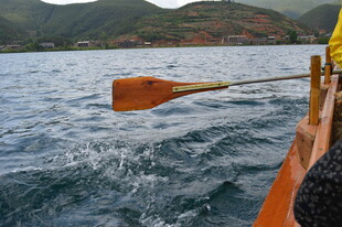 船桨划动水面泛起涟漪