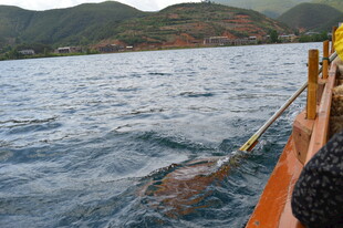 乘船观海 远处山峦与波涛