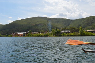 湖畔风光中的橙色浮标