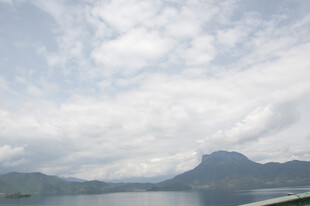 湖光山色间的云海美景