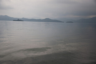 阴天下的平静湖面