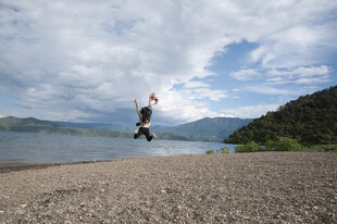 湖边跳跃的活力身影