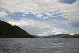 湖畔青山蓝天白云美景