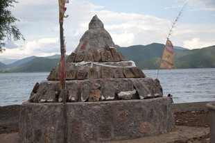 湖边石堆祭坛景观