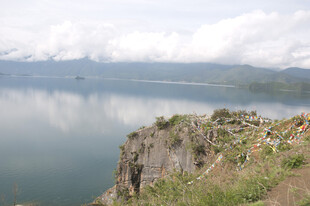 悬崖边俯瞰宁静湖水美景