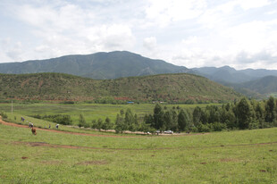 草原山峦间的自然美景