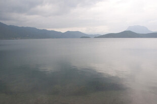 宁静湖面与远处山峦