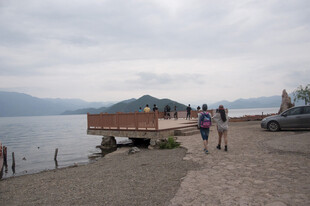 湖畔漫步的人群与美丽风景