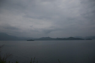 阴云下的宁静湖面