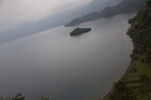 宁静湖景中的孤岛风光