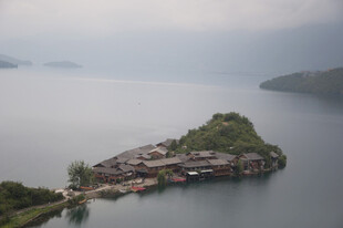 湖中小岛村落美景