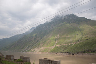 山间河流旁的壮丽山景