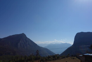 壮丽山景 蓝天之下的巍峨