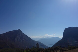 壮丽山景 蓝天之下的巍峨