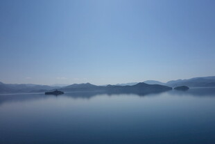 宁静湖面与远处山峦倒影