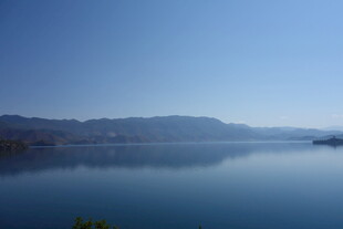 宁静湖面与远处山峦景色