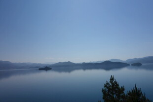 宁静湖景与远山相映成趣