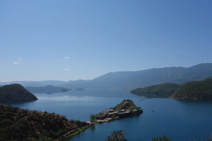 美丽湖景与岛屿风光
