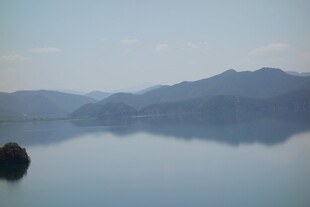 宁静湖面与远处山峦倒影