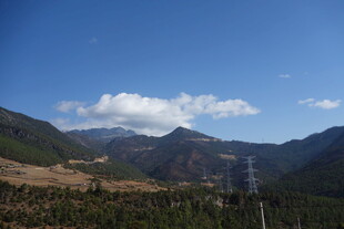 蓝天群山间的壮美风光