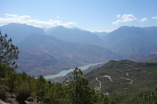 山间蜿蜒公路与壮丽河景