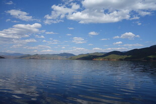 宁静湖水与蓝天白云景观