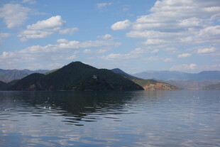 湖光山色中的静谧山峰