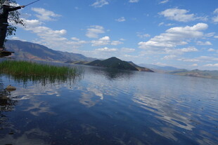 宁静湖水与远山蓝天美景