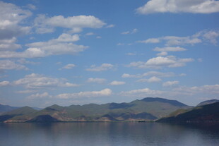 宁静湖山 蓝天白云美景