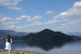 湖畔女子赏景的悠然时刻