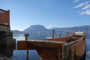 湖畔停泊的复古小船