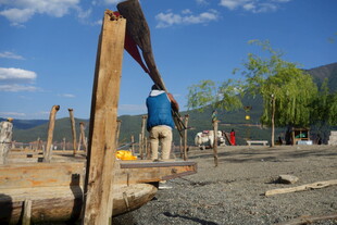 工人户外进行建筑施工