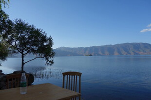 湖畔休闲桌椅旁的湖光山色