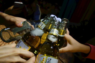 举杯畅饮啤酒时刻