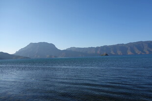 宁静湖景与远山