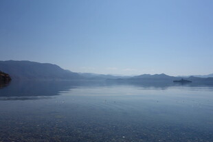 宁静湖面与远山的美丽景致