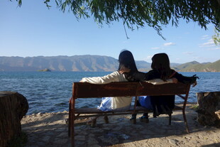 湖畔双人椅上的静谧时光