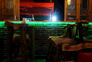 酒吧内景的桌椅与灯光氛围