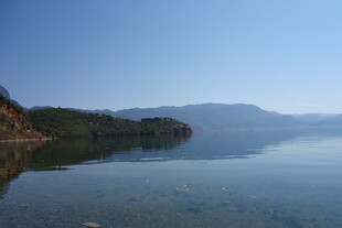 宁静湖景与远山倒影