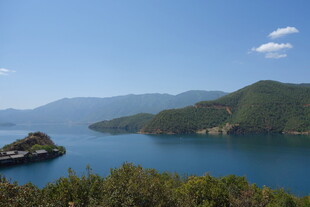 美丽湖景与远山风光