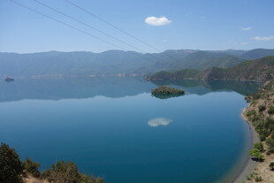 宁静湖景中的湖心小岛