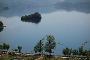 湖畔孤岛 静谧山水景致