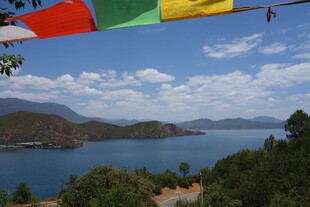 湖畔经幡与青山蓝天美景