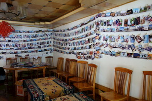 照片墙装饰的温馨室内角落