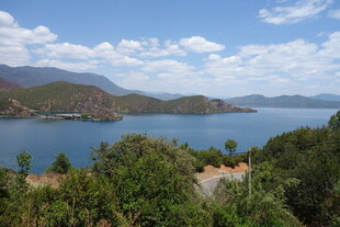 湖畔青山绿树蓝天美景